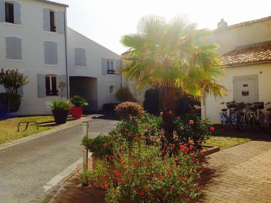 Eole, Idealement Situe Sur Le Port De St Martin De Re Saint-Martin-de-Re Exterior photo